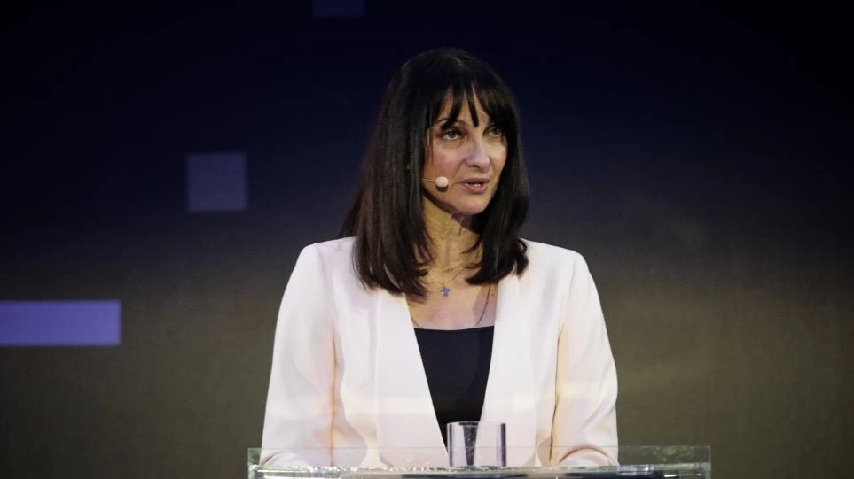 «Χαμηλή» η δαπάνη των 3.092 ευρώ για τα κινητά της, λέει η Κουντουρά